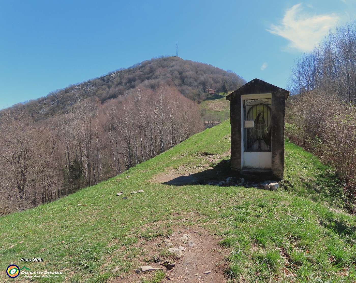 34 Alla Madonna del cacciatore (1006 m) con vista in Canto Alto (1146 m) .JPG